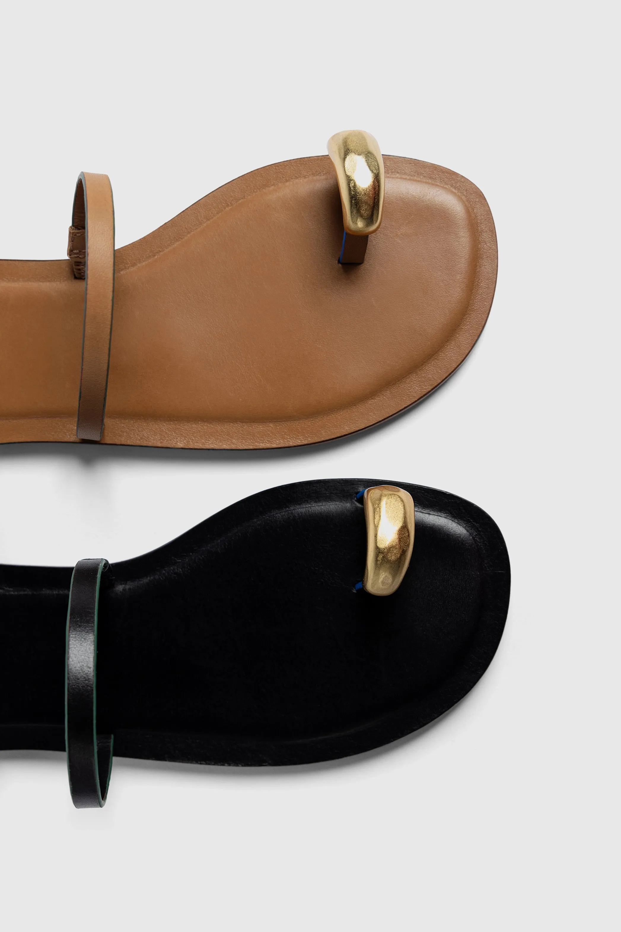 Biarritz Flat Sandal In Light Caramel Leather