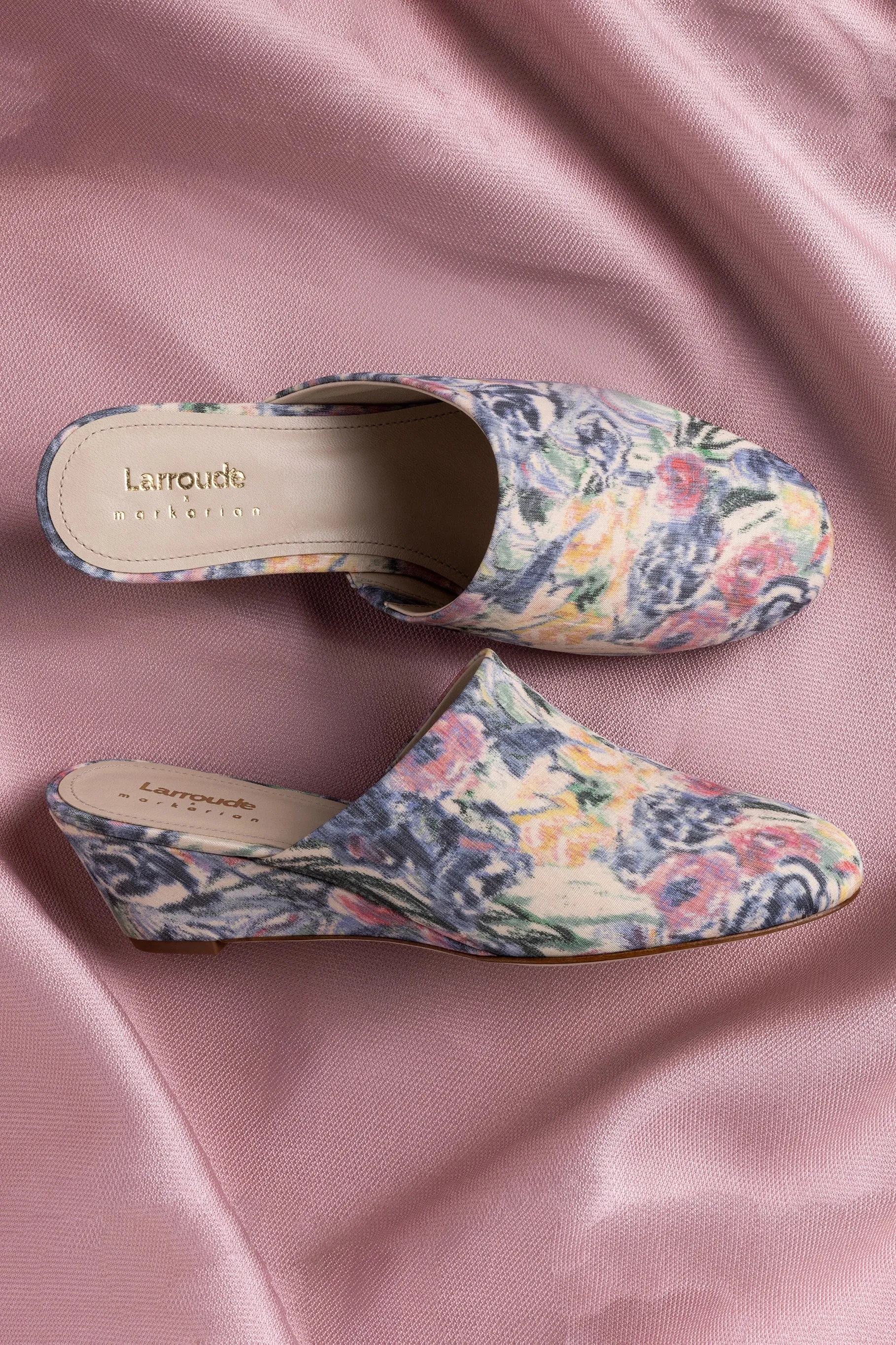 Larroud?? x Markarian Venice Wedge In Ash Blue Floral Demetra