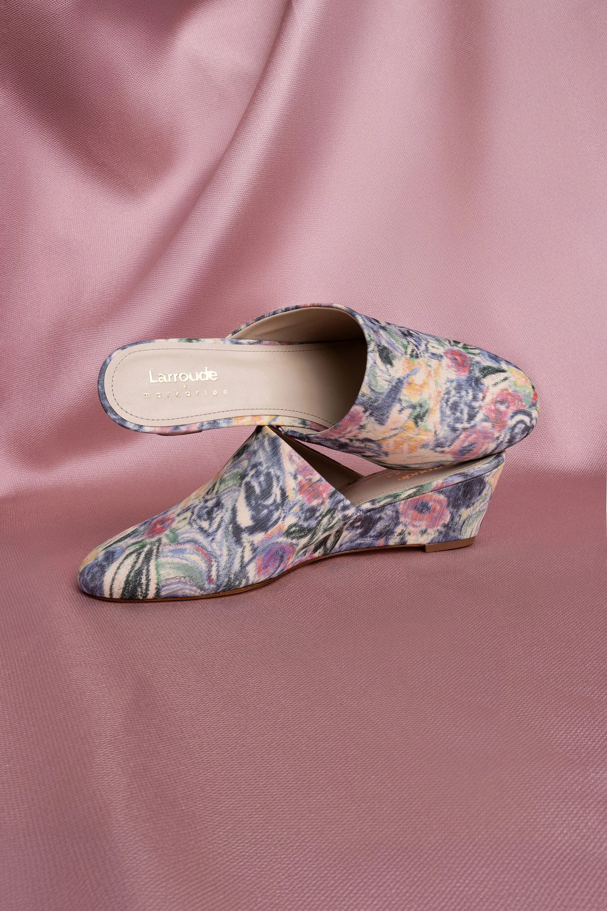 Larroud?? x Markarian Venice Wedge In Ash Blue Floral Demetra
